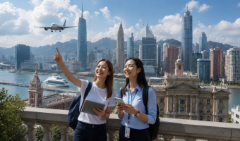 Imagen realista y aspiracional para la Licenciatura en Turismo, mostrando estudiantes universitarios viviendo experiencias internacionales, visitando destinos turísticos, participando en actividad